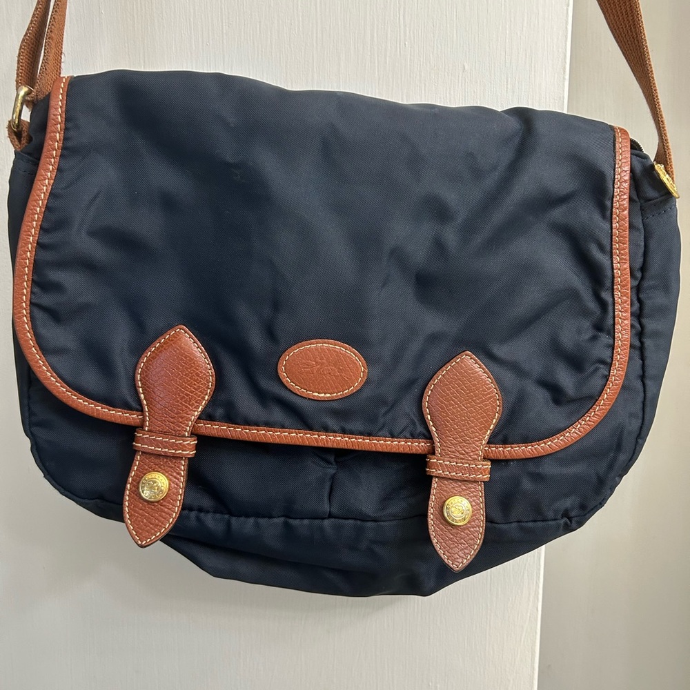 Longchamp Le Pliage messenger bag in navy with brown leather trim‼️✨